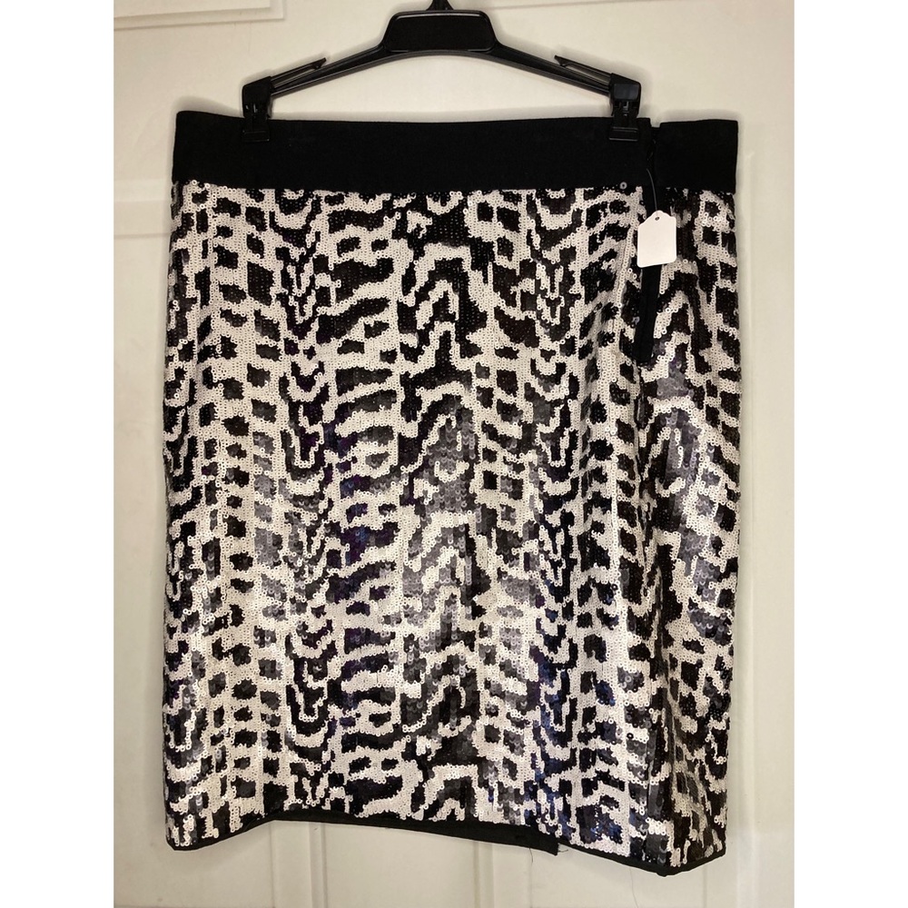 The limited black and white print skirt